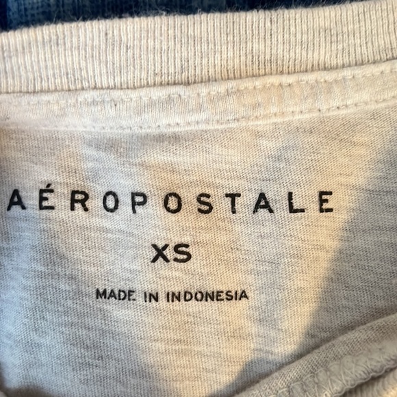 Aeropostale White Tee W/ statue of liberty, very comfy and great fit! :) - Picture 4 of 4